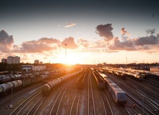 Czym się różni logistyka od transportu? Czym się różni logistyka od transportu?