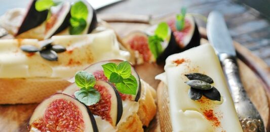 Czy można jeść serek wiejski na diecie lekkostrawnej?